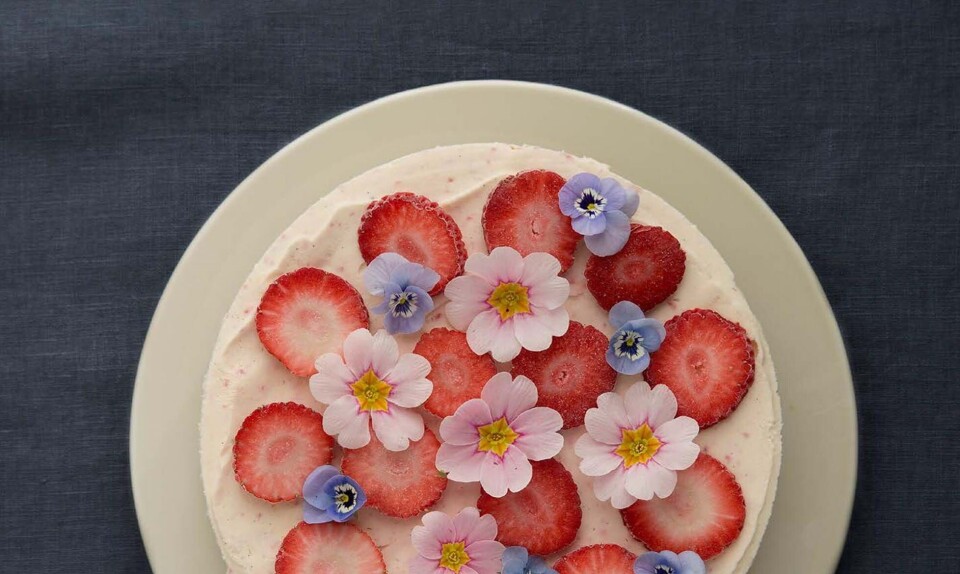 Islagkage med jordbær og spiselige blomster