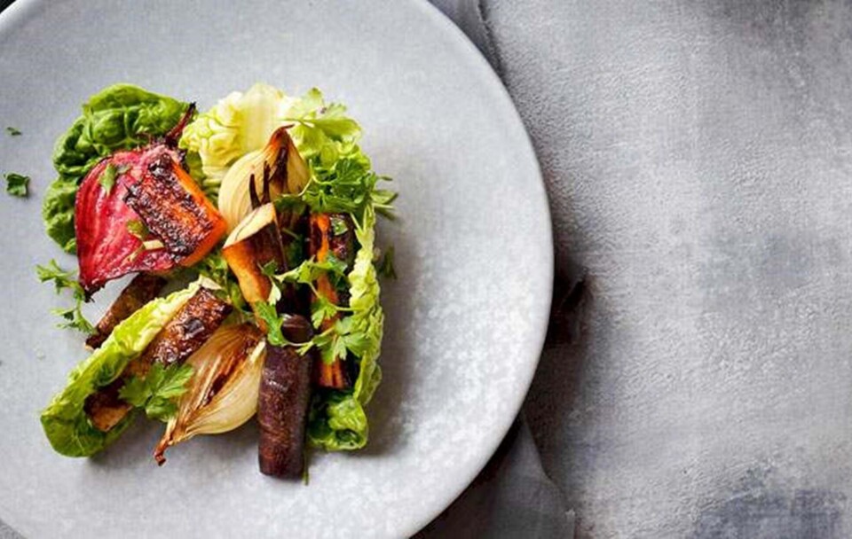 Opskrift på salat med bagte rodfrugter og urtedressing