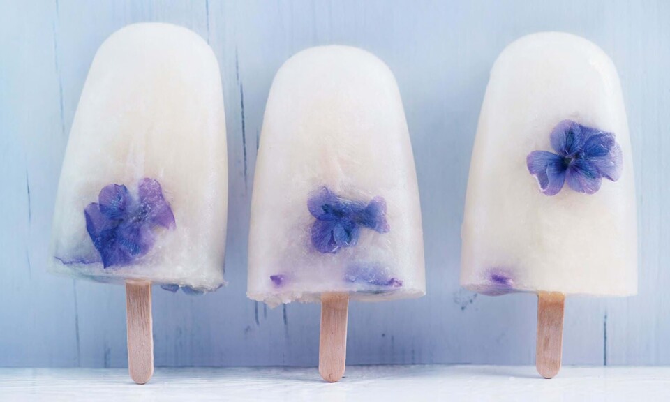 Lemonadeispinde med spiselige blomster