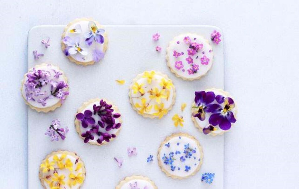 Marcipansmåkager med spiselige blomster