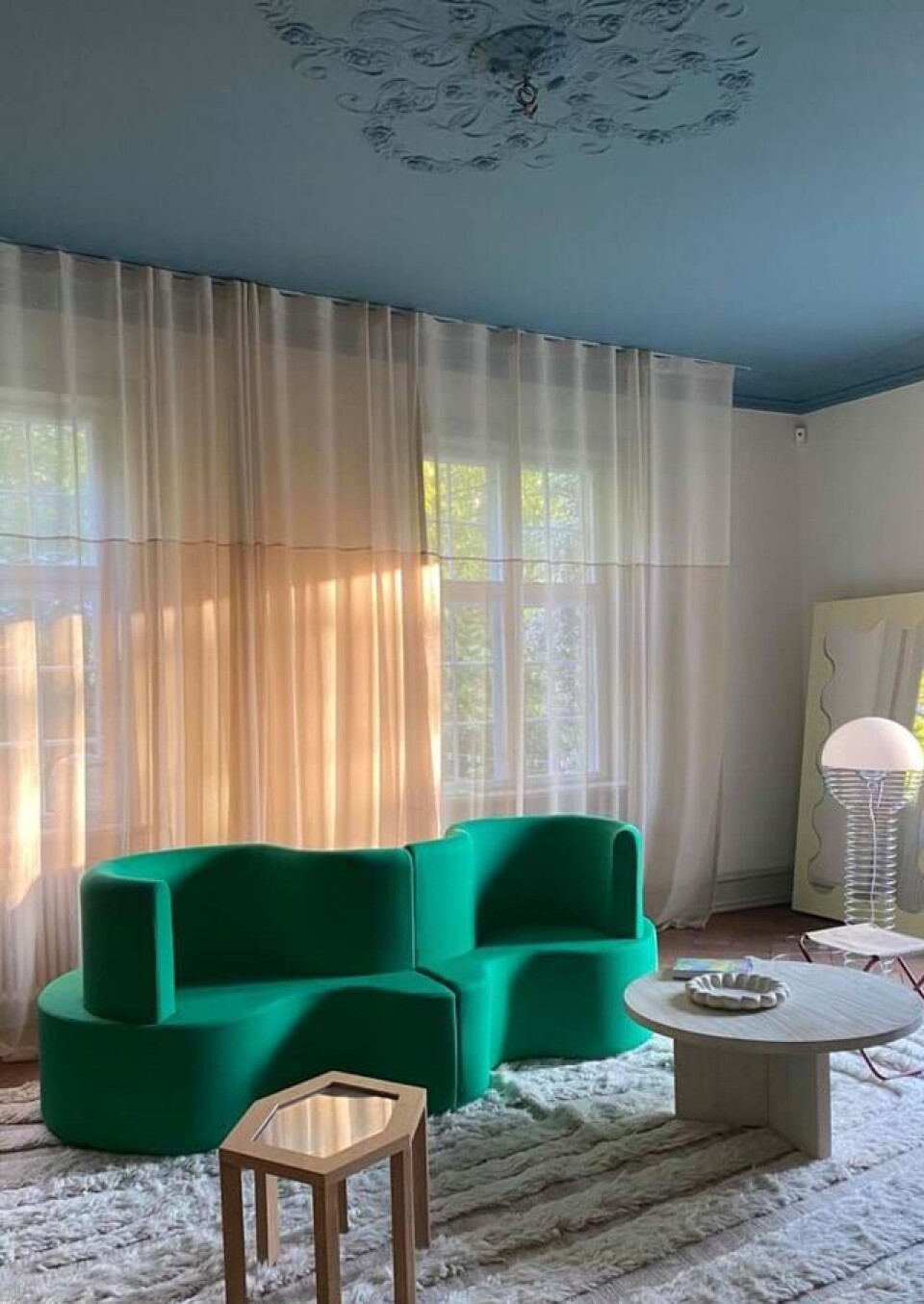 Hvis din sofa er lidt stram i betrækket, kan du med fordel lade gardinerne slå sig løs.
