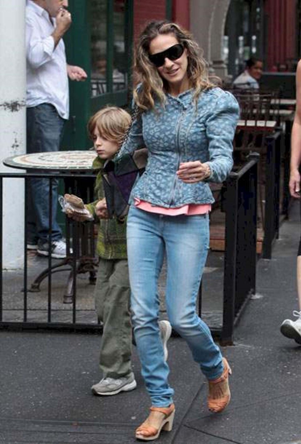 Sarah Jessica Parkers cool denim-look