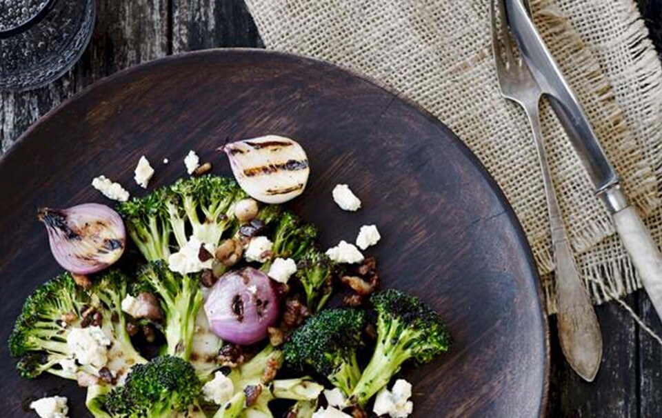 Grillet broccoli med blå ost og bacon