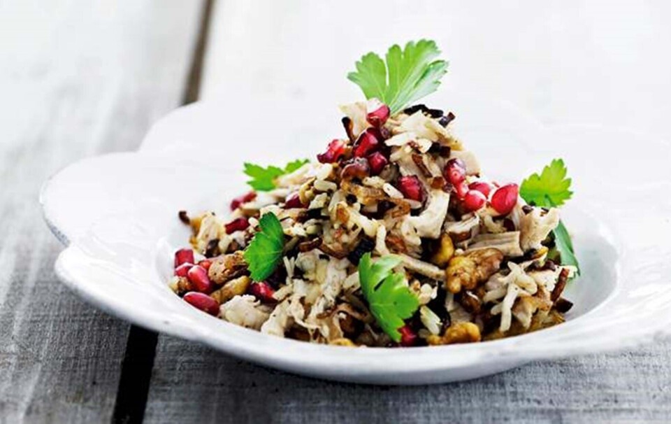 Opskrift på kyllinge-ris-salat med stegte løg og valnødder