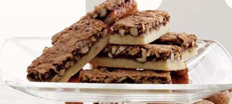 Hindbærsnitter med nøddetopping