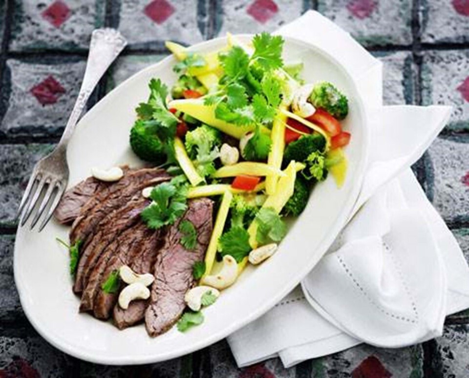 Flanksteaksalat med cashewnødder