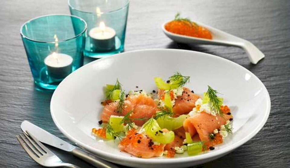 Opskrift på røget laks med purløgsmarineret hytteost