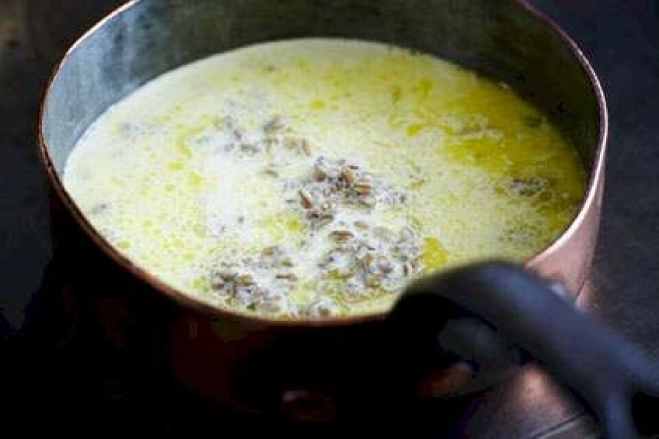 Trin for trin: Cremet perlespelt med pocheret æg