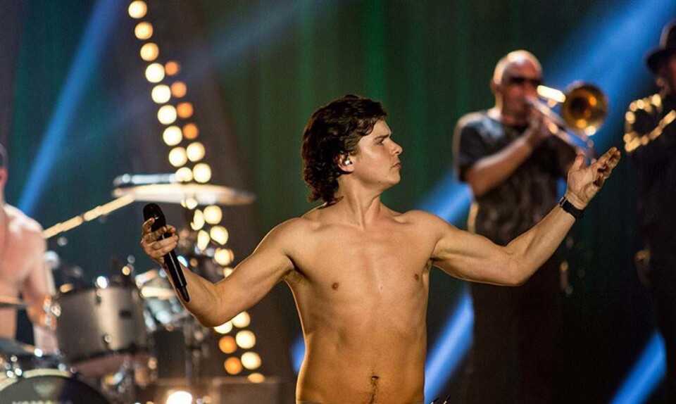 Lukas Graham på scenen i bar overkrop