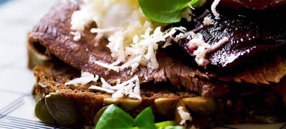 Oksebryst med bagte rødbeder, peberrod og brøndkarse