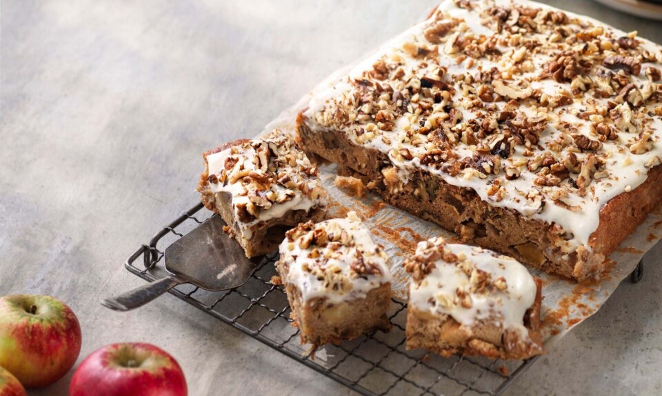 Æblebradepandekage med flødeostglasur