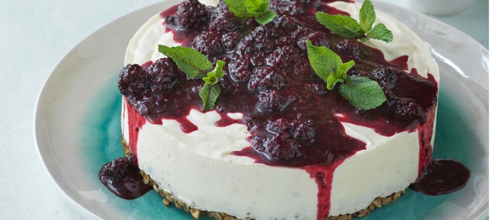 Letfrossen limetærte med brombær-topping