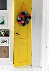 Skab blikfang fra første færd ved at male en dør i entreen i en pangfarve. Fuldend evt. det kreative indtryk med en hjemmelavet pomponkrans.