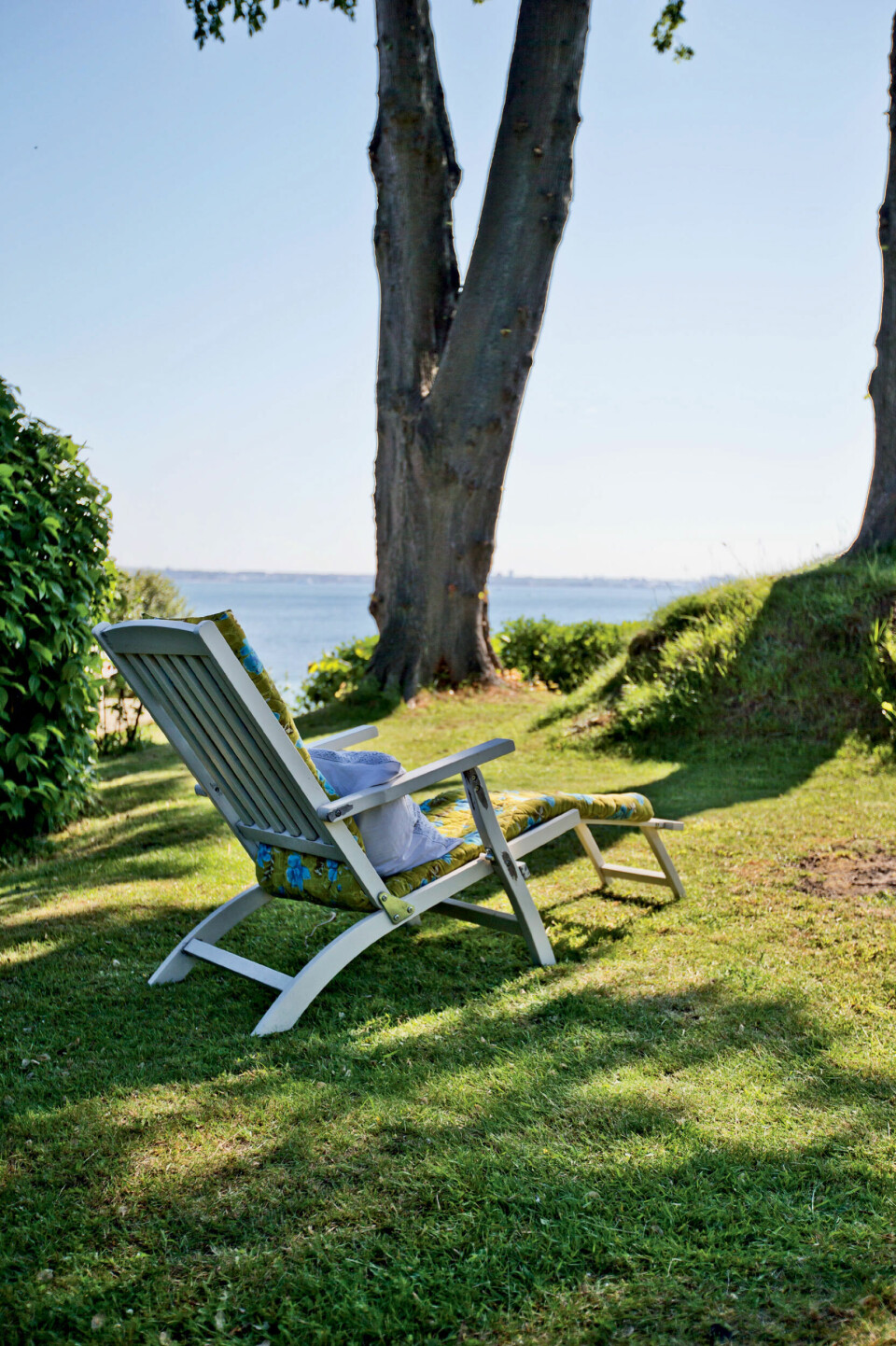 En stille plads med kig til havet. De store træer heroppe er fredede. De fungerede tidligere som markeringspunkter for de indsejlende skibe.