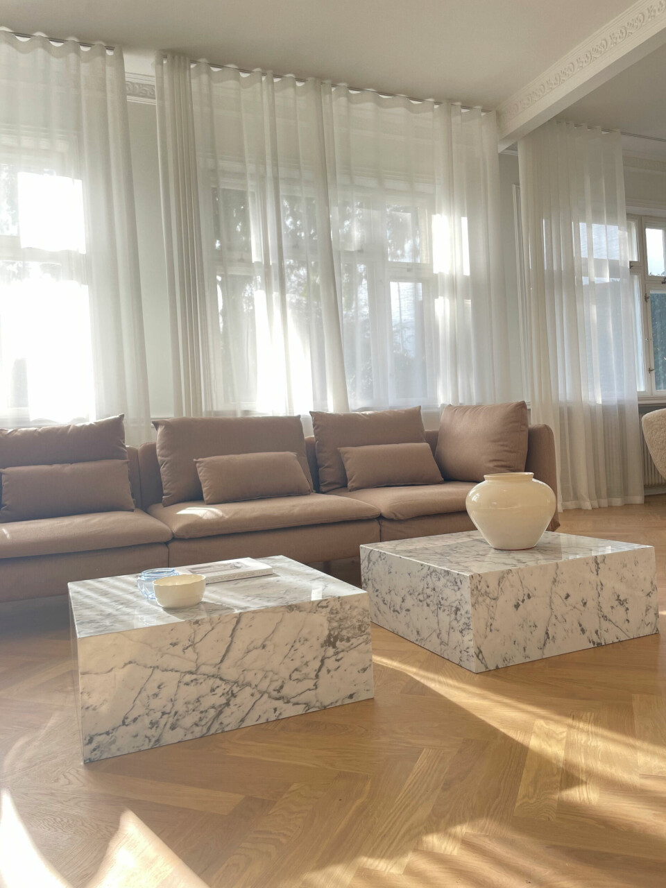 Sofaen fra IKEA har fået nye ben og andet stof. Sofabordene i marmor er speciallavet hos Stenkjær.
