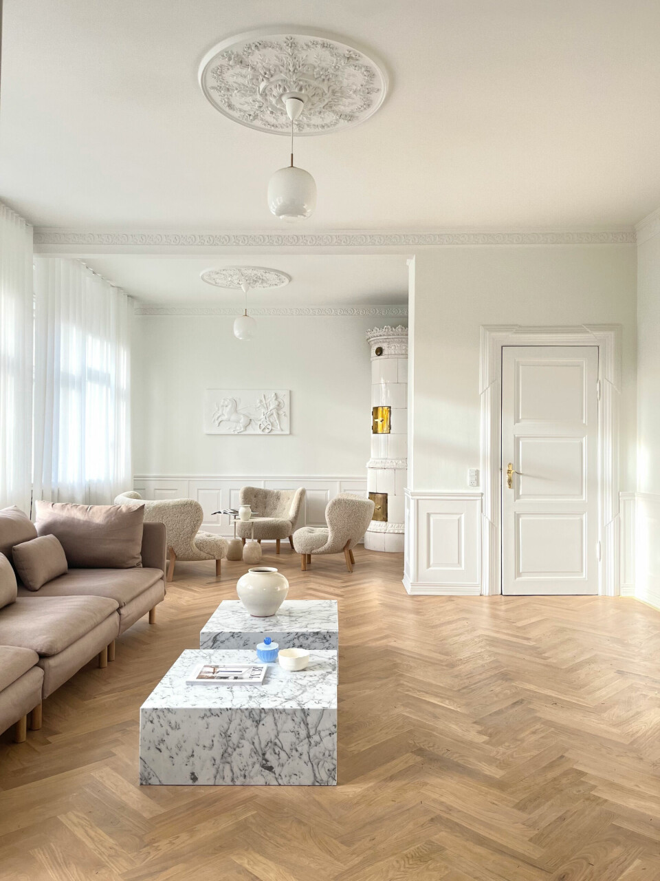 Sofasættet i baggrunden er Lille Petra fra &Tradition..