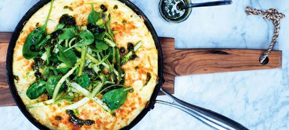 Frittata med asparges, kål og pesto