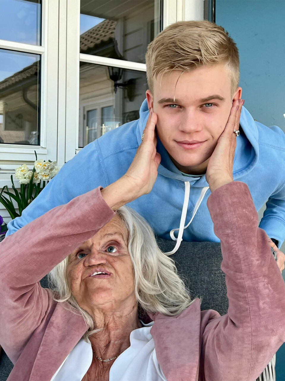 Rita Vindholmen og barnebarn.jpg