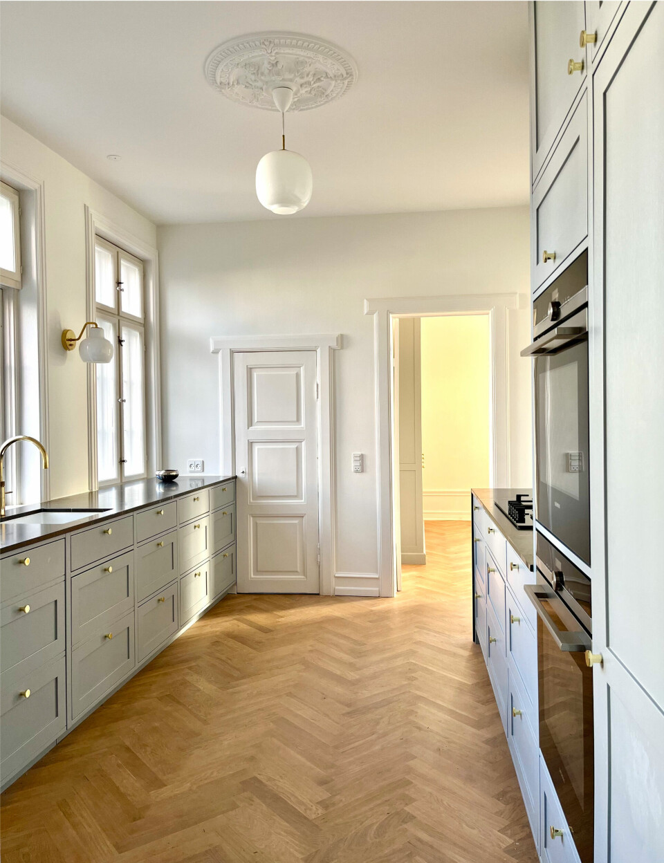 Det blågrå køkken er fra Handcrafted Interior.