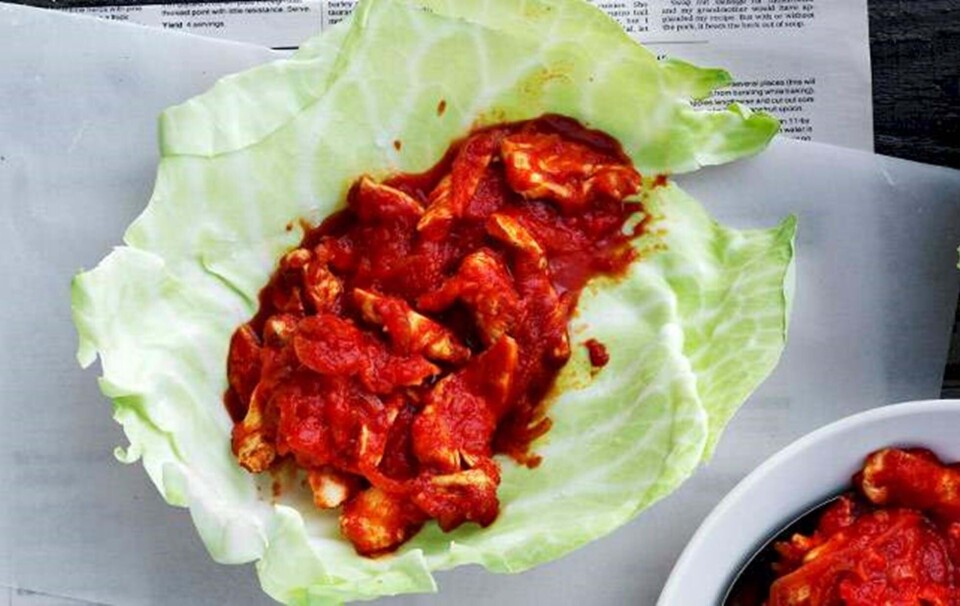 Kålwrap med marinerede kyllingestrimler i tomat