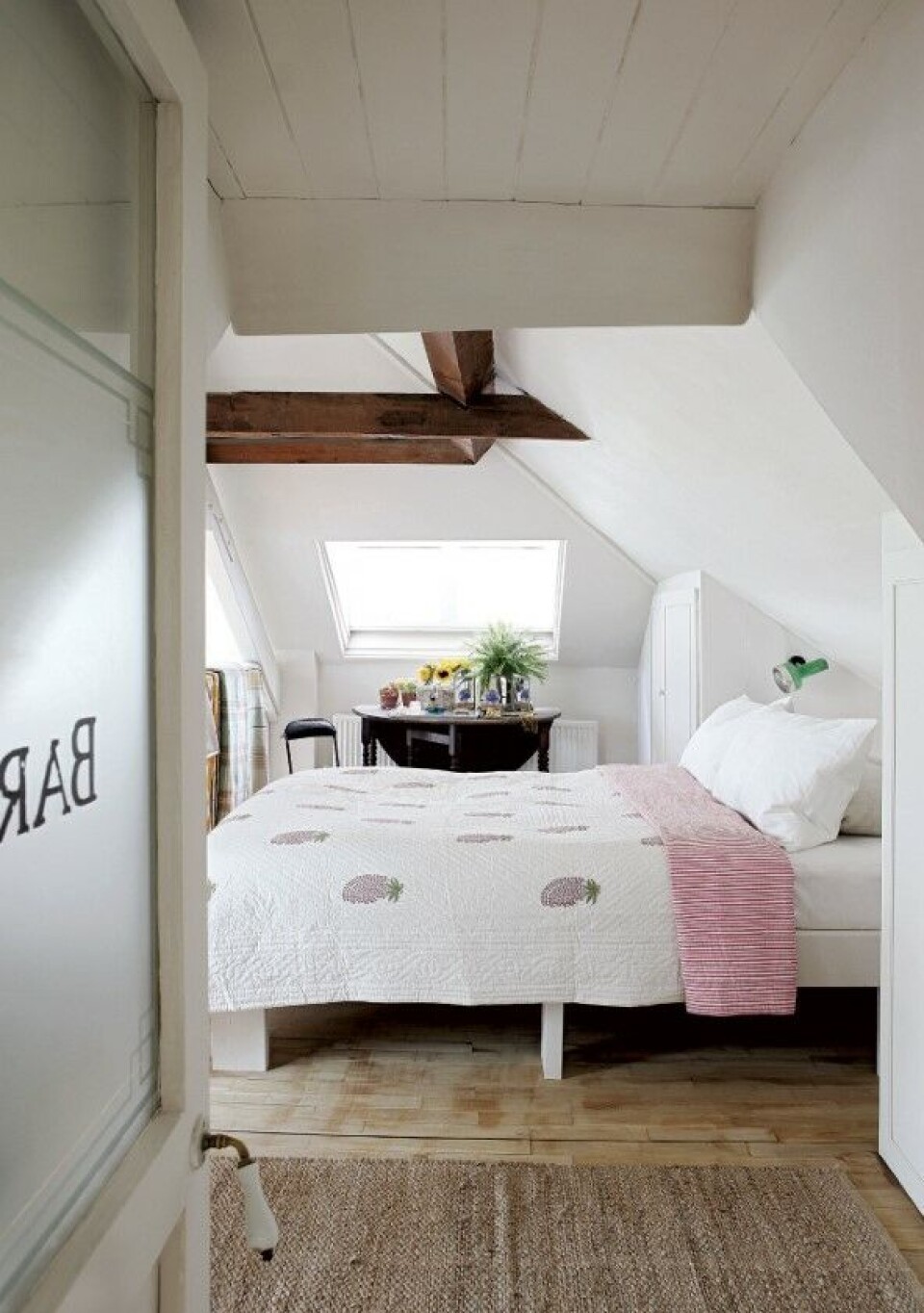 Soveværelset på hemsen er holdt i neutrale farver. Lignende ananas-quilt kan fås hos notonthehighstreet.com