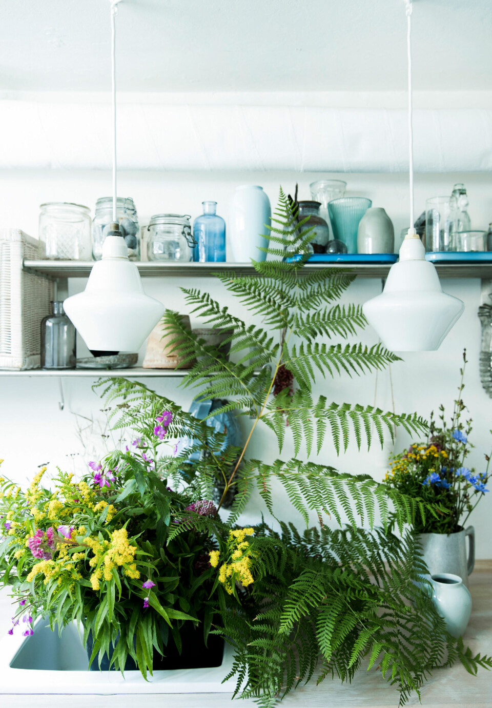 Når du kommer hjem med grøftekanthøsten, så sæt den i en spand vand, så blomster og græsser igen bliver saftspændte.
