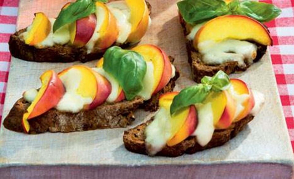 Fersken-bruschetta