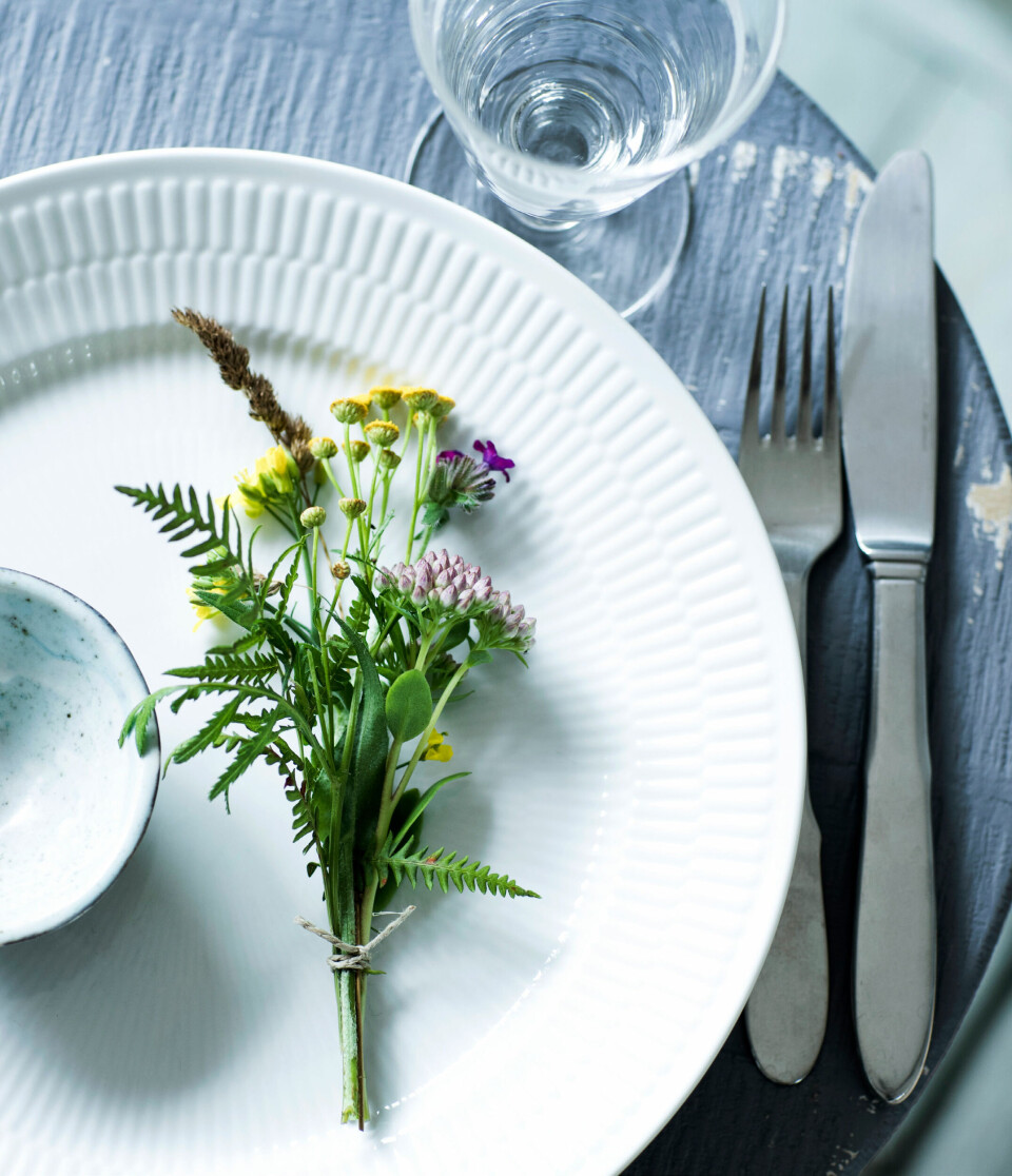 Bordbuket med vilde blomster