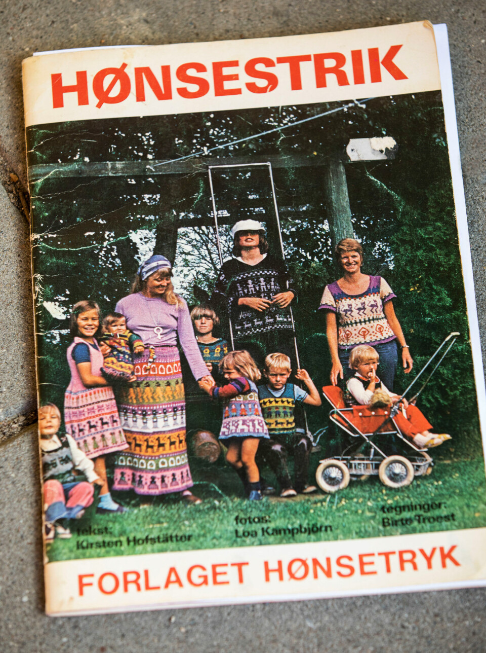 Da Kristina begyndte at strikke, gik hun tilbage til tidligere tider og anskaffede sig bogen Hønsestrik fra 1973. I dag forstår hun, hvorfor ingen vil skille sig af med den bog.