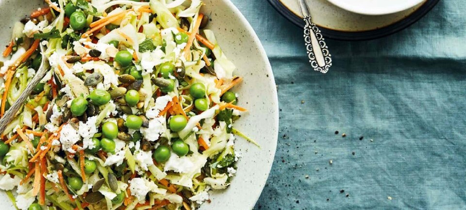 Spidskålssalat med ærter, gulerødder, urter og feta
