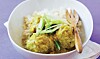 Kyllingeboller i karry med kokosmælk og mangochutney