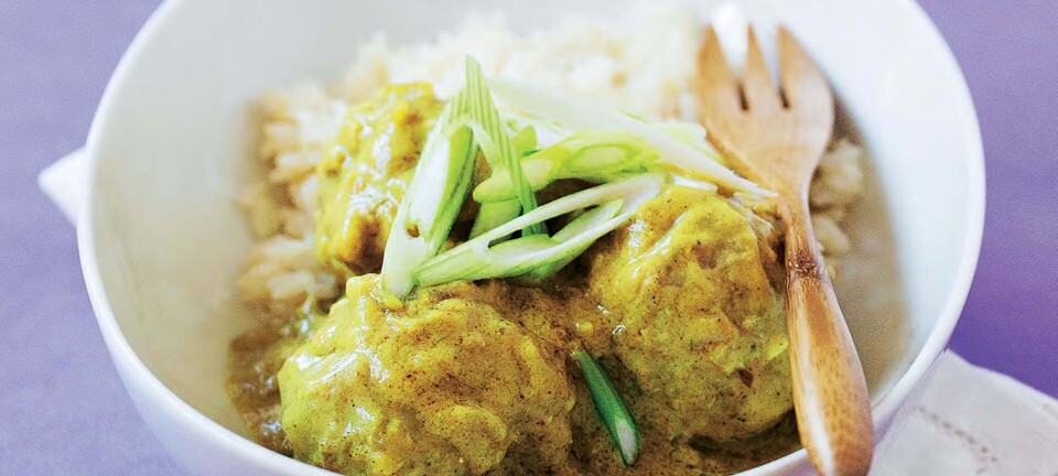 Kyllingeboller i karry med kokosmælk og mangochutney