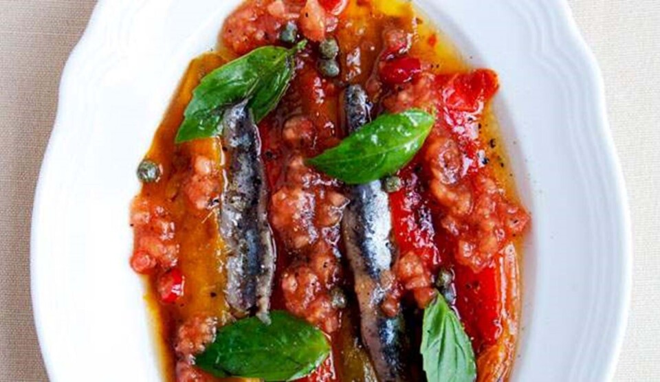 Opskrift på grillede, marinerede peberfrugter med kapers, ansjosfilet og tomatsalsa