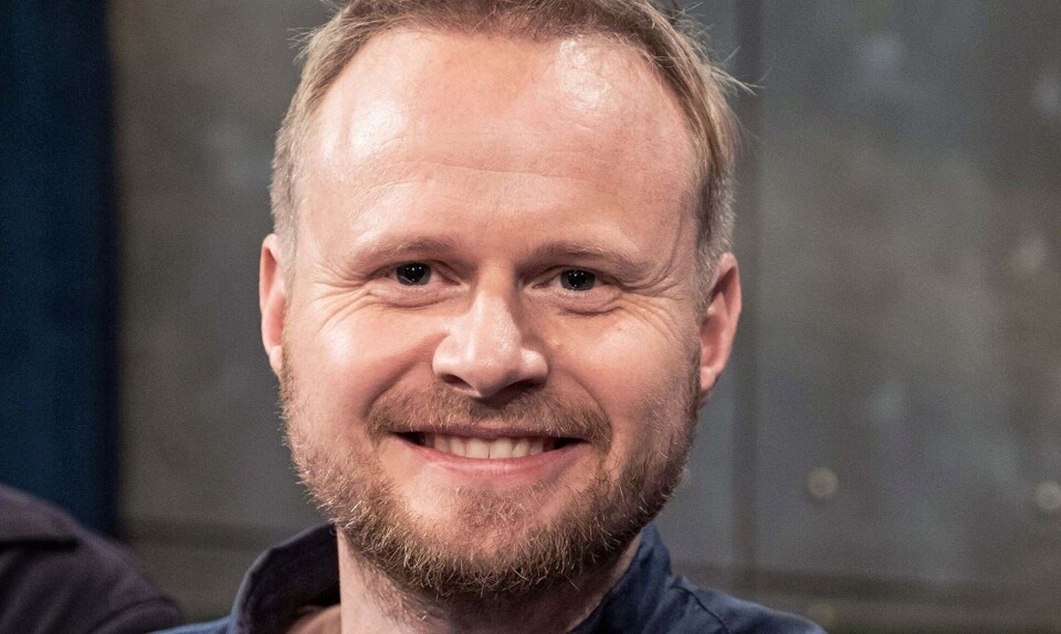 Jonatan Spang ser ind i kameraet