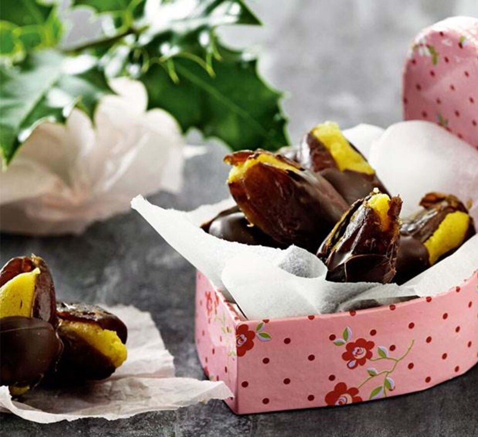 Dadler med appelsinmarcipan