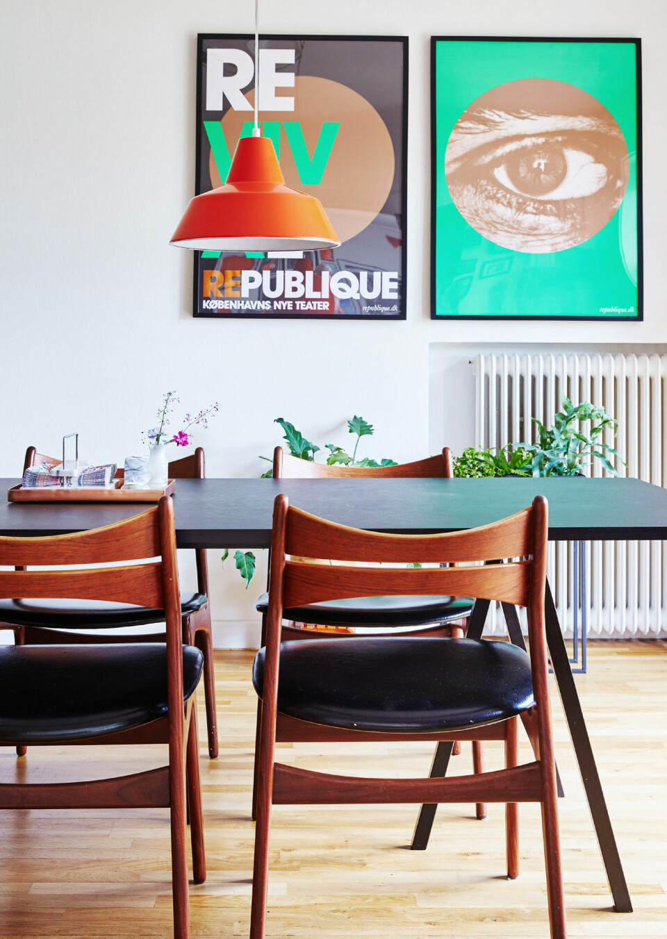 Spisebordet er fra Hay, og spisebordsstolene er af designeren Erik Buch og købt på Dba.dk. Plakaterne er fra République-teatret på Østerbro, og den orange lampe er fundet på et lager, hvor Caroline og Mario holdte deres bryllup.