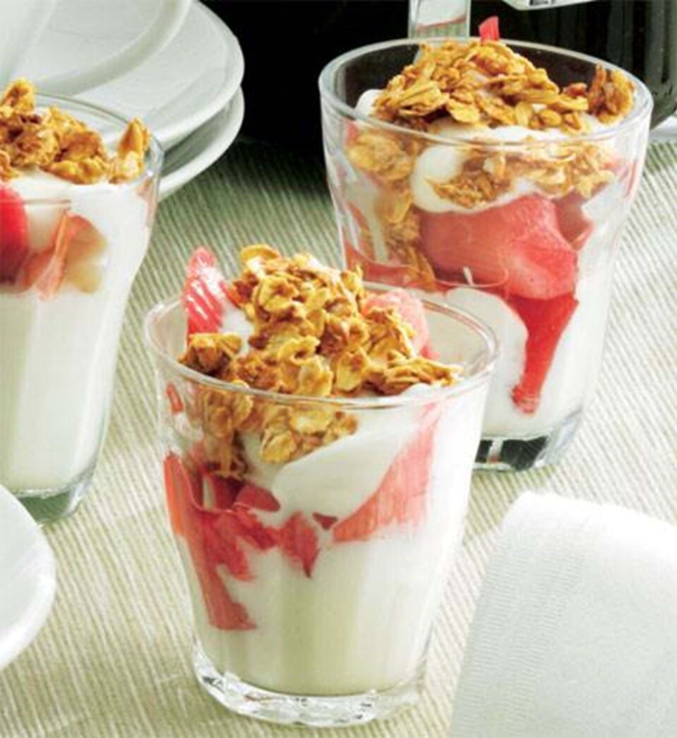 Yoghurt med rabarber og sprød havre