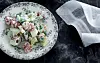 Opskrift på peberfrugtsalat med æble og hvid dressing