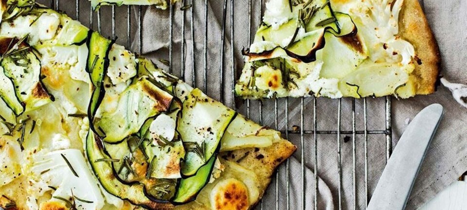 Pizza på grill med squash, blomkål og gedeost