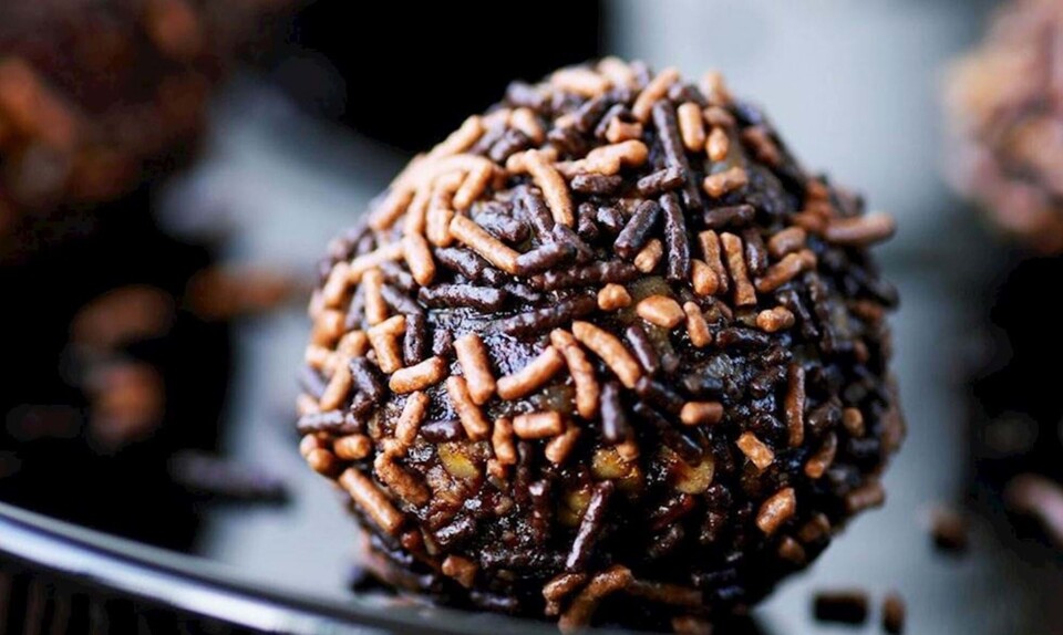 Havregrynskugler med hasselnødder og chokolade