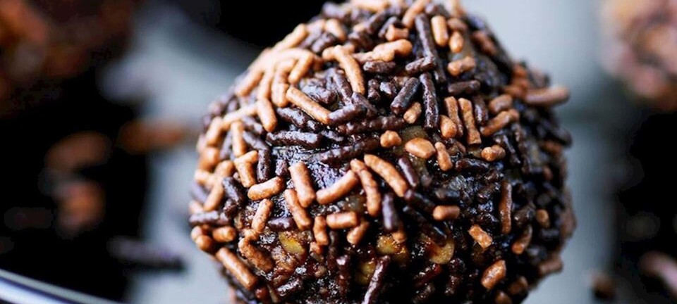 Havregrynskugler med hasselnødder og chokolade
