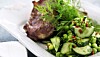Lammekoteletter med salat, agurker, chili, dild og ærter
