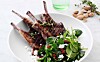 Grillede lammechops med spinatsalat
