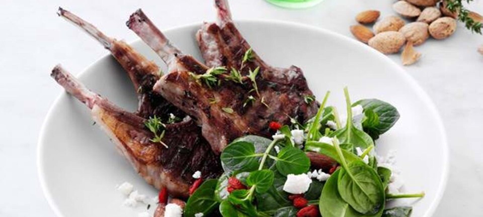 Grillede lammechops med spinatsalat