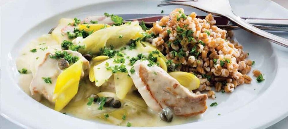 Mørbradgryde med sennepssovs