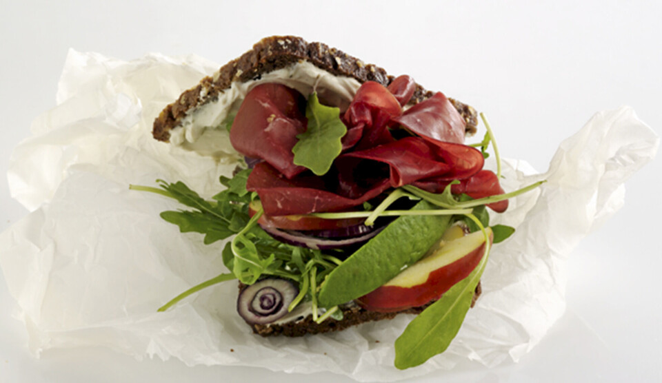 Opskrift på rugbrødssandwich med avocado og pastrami