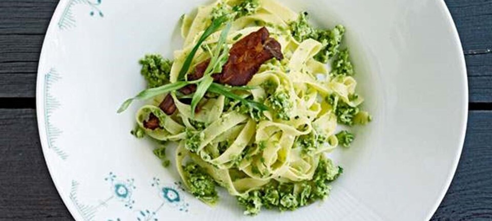 Tagliatelle med grønærtecreme og bacon