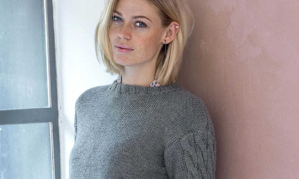 Sweater med snoninger på ærmerne