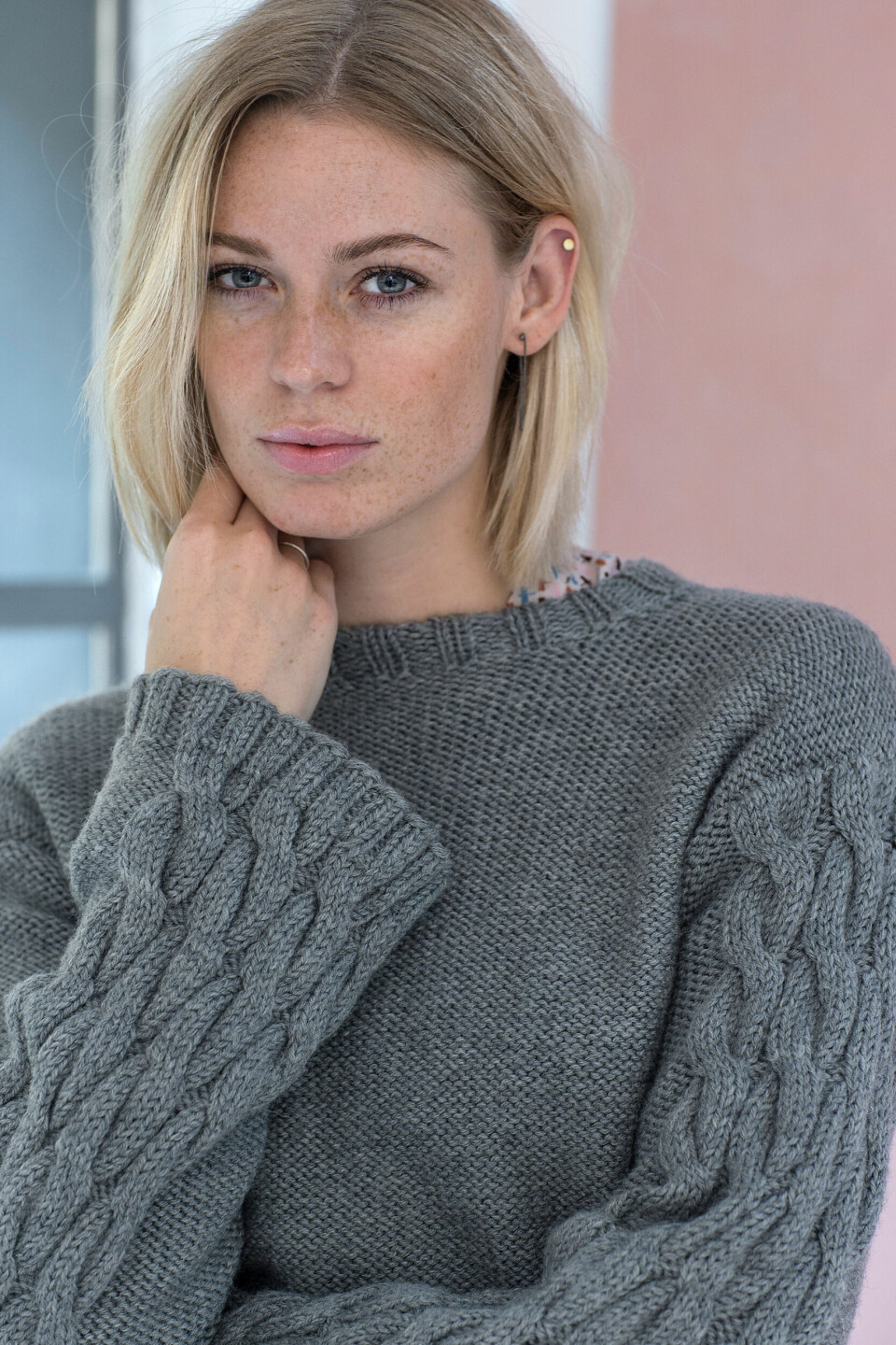 Sweater med snoninger på ærmerne