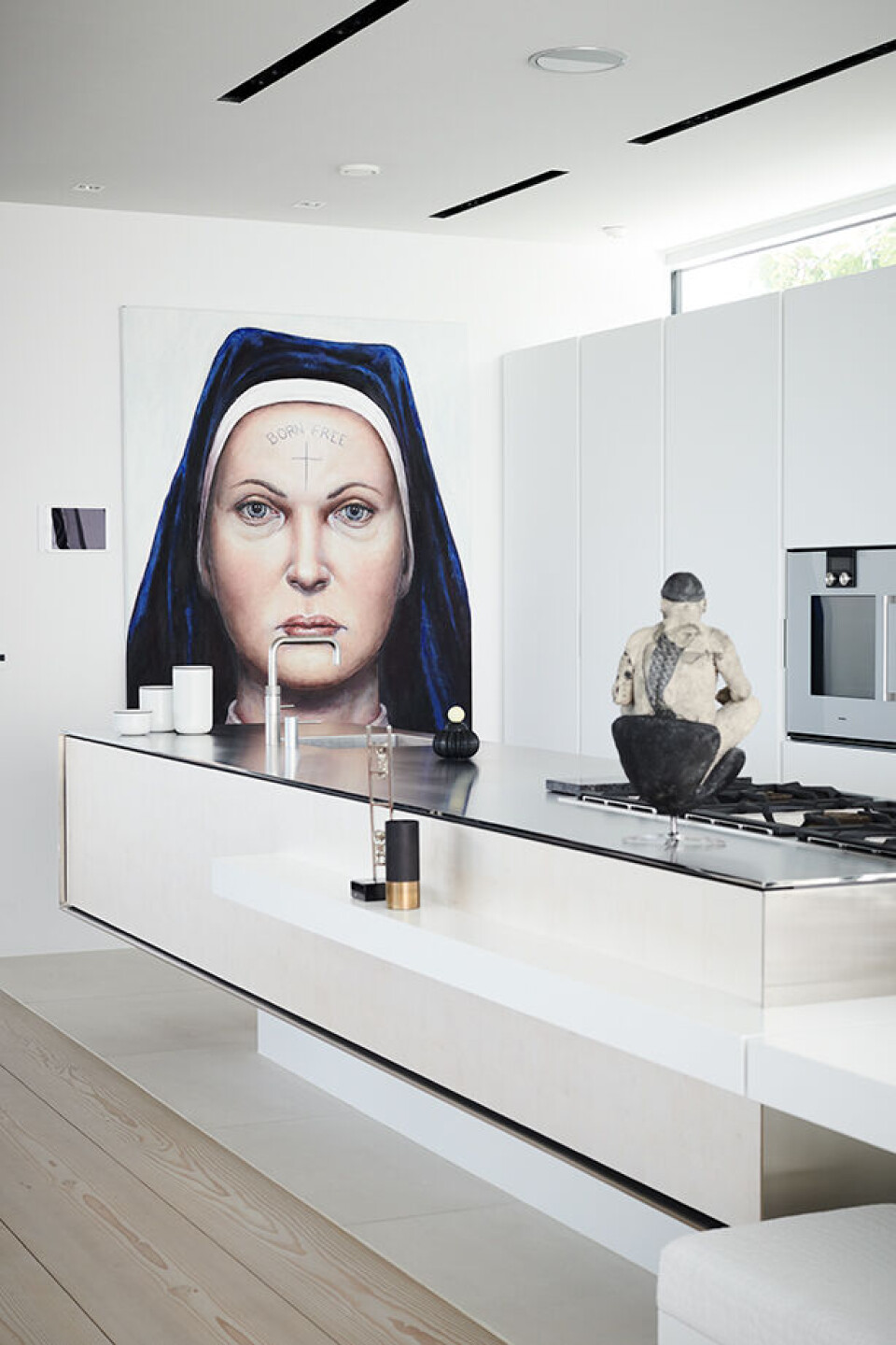 Anne og Jan har indrettet sig med kunst, så langt øjet rækker